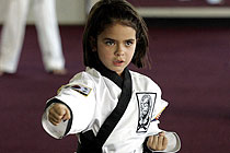 7歲小美女成空手道高手 赤腳可踢碎木板