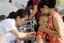 入伏首日 民眾“冬病夏治”敷貼忙