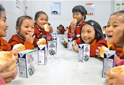 ��12��13�������Ϝ�Դ�h����С�W(xu��)�ĺ��ӂ����ڳԠI(y��ng)�B(y��ng)�������(d��ng)�յ������һ�K�����һ�м�ţ����