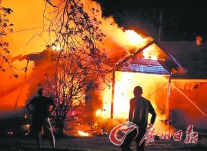 當(dāng)?shù)鼐用駥?duì)著火海發(fā)呆 當(dāng)?shù)鼐用駥?duì)著火海發(fā)呆