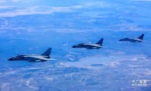 中國(guó)飛豹戰(zhàn)機(jī)赴俄途中 中國(guó)飛豹戰(zhàn)機(jī)赴俄途中