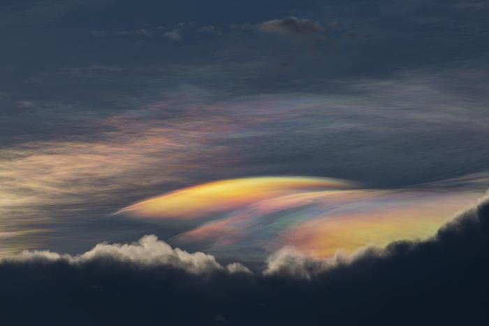 ?？诂F(xiàn)“七彩云”景象