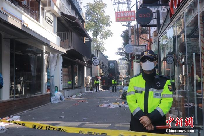 探訪首爾踩踏事故事發(fā)地:巷口封路 有民眾獻花哀悼