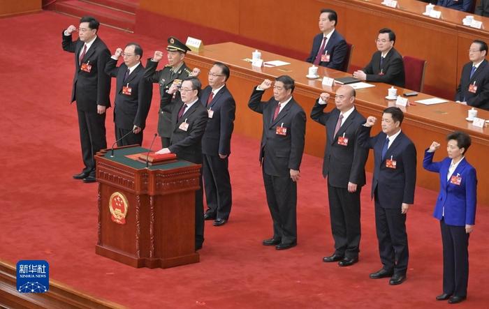 國務(wù)院副總理、國務(wù)委員、秘書長進行憲法宣誓