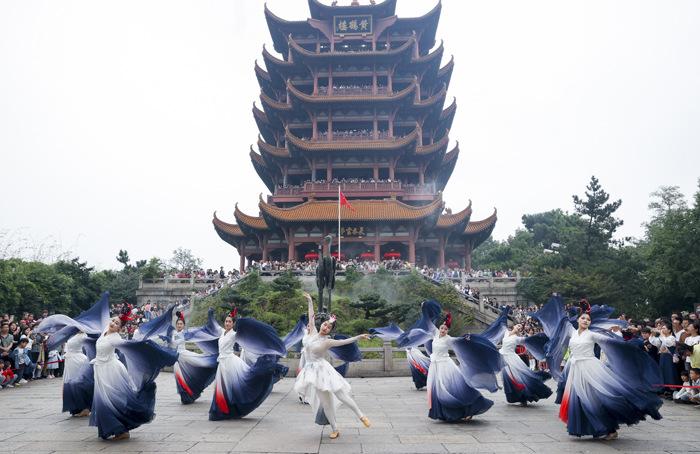 賞景、逛展、看表演 民眾樂享假期