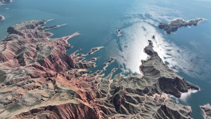 丹山、碧水交融 青海黃河岸畔波光瀲滟