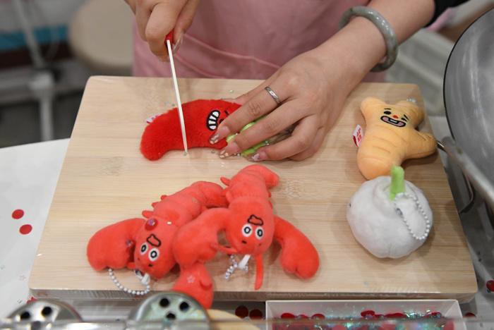 成人“過家家”來了！長沙湘菜版jellycat受捧