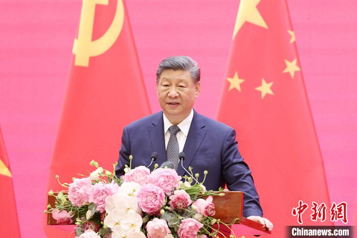 習(xí)近平同越共中央總書記蘇林、越南國家主席梁強共同會見中越人民大聯(lián)歡活動代表