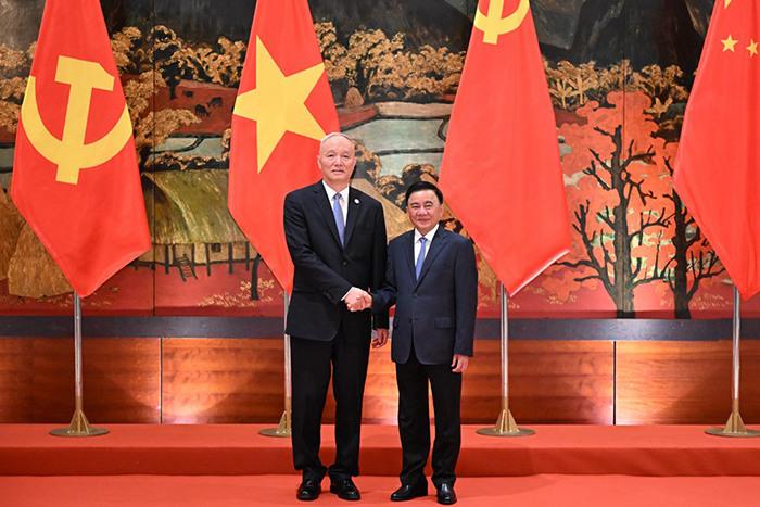 蔡奇同越共中央政治局委員、中央書記處常務(wù)書記陳錦繡舉行會談