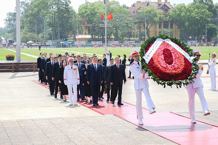 習(xí)近平瞻仰胡志明陵并敬獻花圈