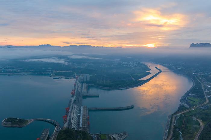 湖北宜昌雨后初霽 朝霞照映三峽大壩