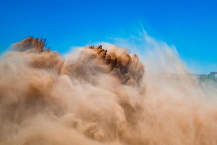 黃河小浪底排沙宛如“沙龍”出洞