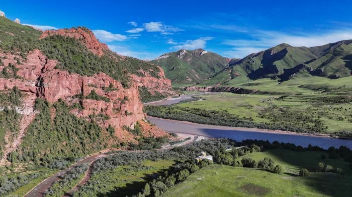 航拍青海玉樹昂賽大峽谷壯美風(fēng)光