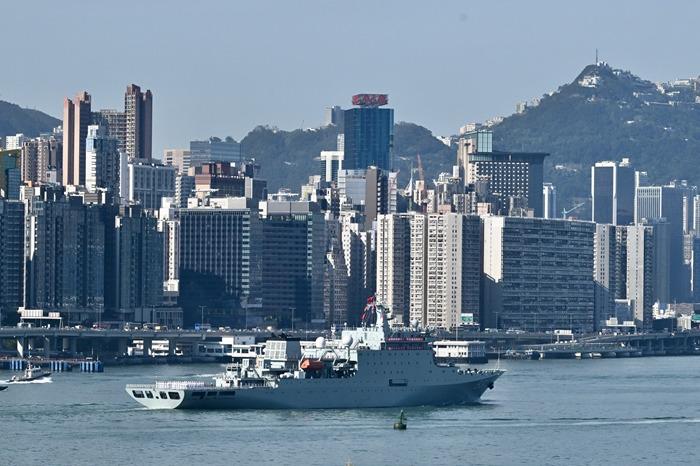 海軍戚繼光艦、沂蒙山艦抵達香港