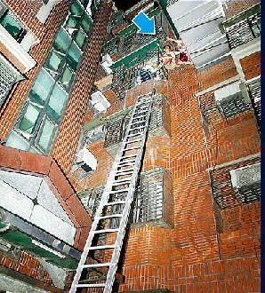 6旬老父腰間綁繩懸空15分鐘救跳樓女兒(組圖)