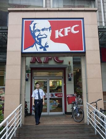 麻辣燙店掛女版肯德基招牌工商稱不侵權(quán)(圖)