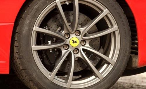 彗星撞地球 奧迪R8單挑法拉利Scuderia