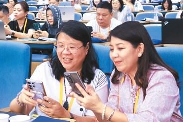 “讓華文教育在技術(shù)浪潮中煥發(fā)新生”(僑界關(guān)注)