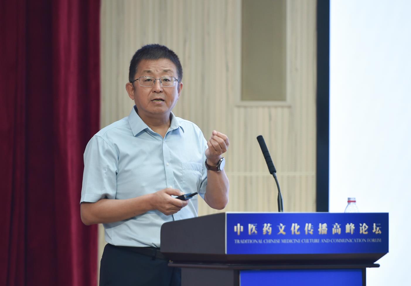 中國(guó)中醫(yī)科學(xué)院原院長(zhǎng)、首席研究員、中國(guó)非物質(zhì)文化遺產(chǎn)保護(hù)協(xié)會(huì)副會(huì)長(zhǎng)兼中醫(yī)藥委員會(huì)會(huì)長(zhǎng)曹洪欣發(fā)表主旨演講。