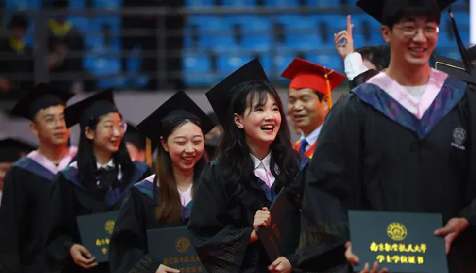 不想生不敢老？中國尋解“成長中的煩惱”