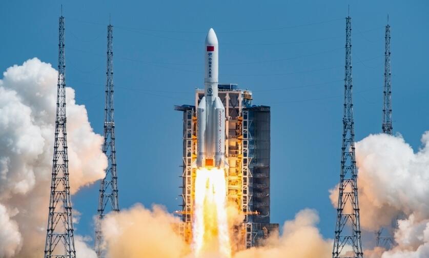 十年鏗鏘步，中國新坐標(biāo)<p>以非凡十年的奮進(jìn)征程為縱軸，以時(shí)代先鋒的擔(dān)當(dāng)作為為橫軸，立于新時(shí)代中國的現(xiàn)實(shí)原點(diǎn)，來路星光燦燦，今朝群英堂堂。<p>