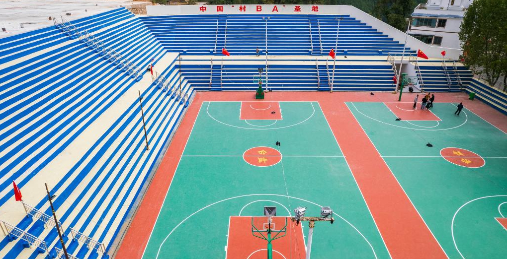 探訪“天下苗族第一縣”：“村BA”爆火背后是民族的交往交流交融<p>貴州省黔東南苗族侗族自治州臺江縣民族村寨臺盤村，對于籃球的熱愛是刻在骨子里的。見到村里高齡籃球愛好者陸大江時，他正打算前往“村BA”網(wǎng)紅籃球場了解改擴建后的最新進展，“我家里還有球衣和籃球，新球場弄好后要約上老伙計們?nèi)ヒ徽癸L采。”<p>