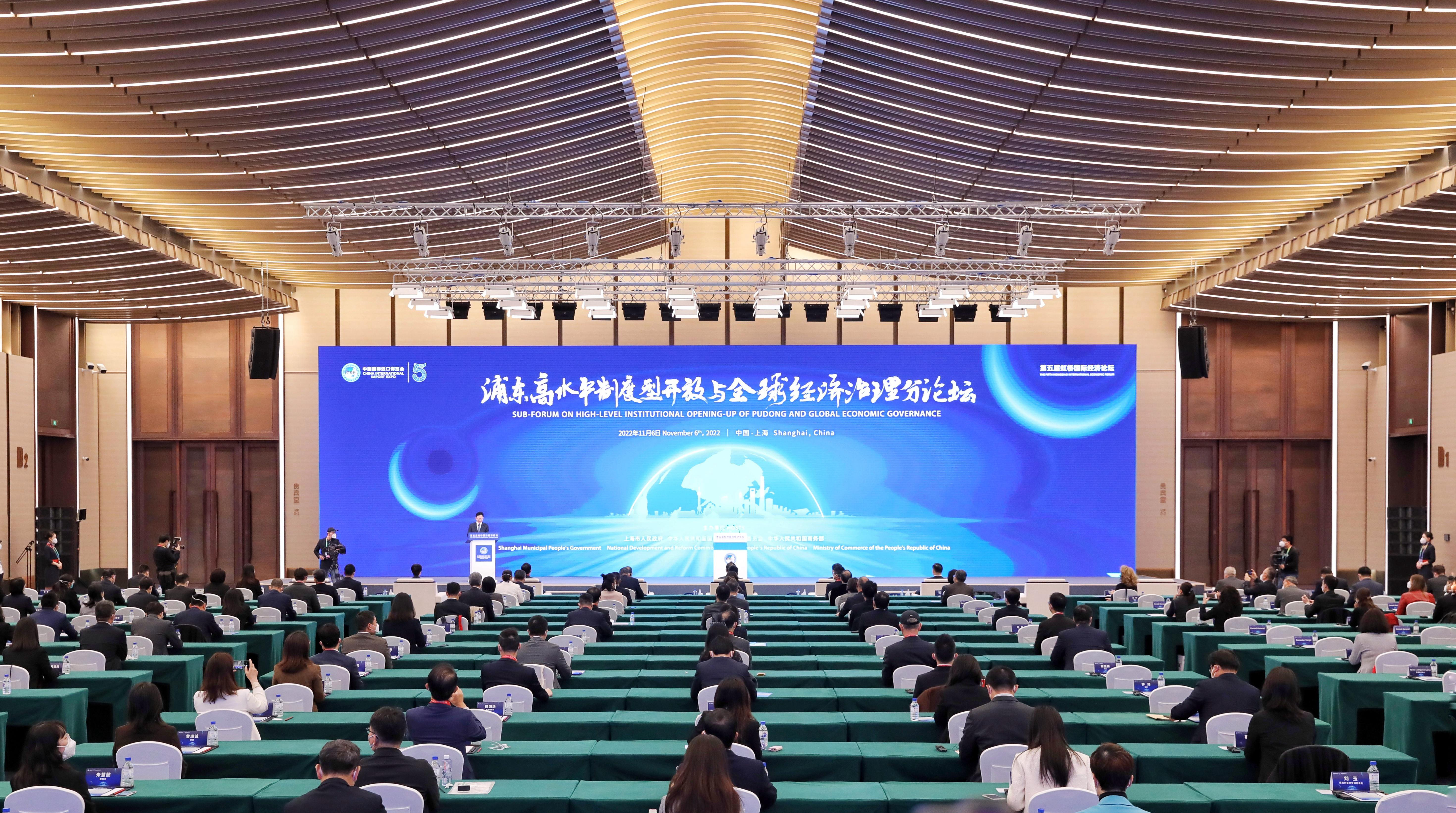 <h2>全球市場主體“解碼”浦東引力</h2><p>作為中國改革開放的一面旗幟，浦東始終挺立在對外開放的最前沿。對于全球的市場主體而言，浦東有著非同一般的引力。</p>