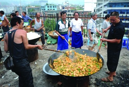 云南災(zāi)民講述地震瞬間:親見(jiàn)四五人被滾石壓死