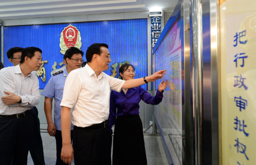 李克強:堅持發(fā)展第一要務(wù)促進經(jīng)濟社會健康發(fā)展