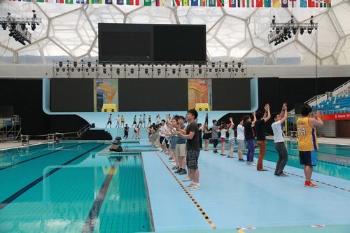 “水立方杯”華裔青少年中文歌賽頒獎典禮進(jìn)行彩排