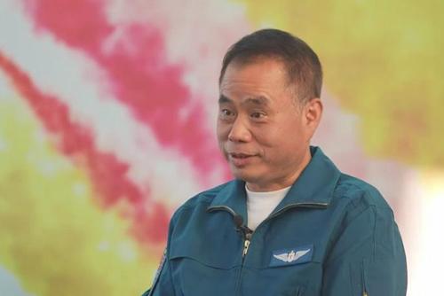 殲-15首飛前夜，他們?yōu)楹我?qǐng)?jiān)囷w員吃飯？