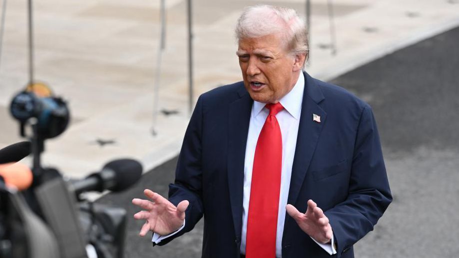 特朗普結(jié)束訪英返美前 因直升機(jī)故障改乘備用機(jī)