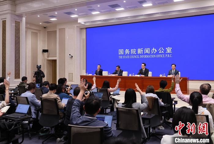 4月17日，中國國務(wù)院新聞辦公室在北京舉行新聞發(fā)布會，國家發(fā)展改革委副主任劉蘇社，副秘書長、國民經(jīng)濟綜合司司長袁達，政策研究室主任金賢東解讀宏觀經(jīng)濟形勢和政策，并答記者問。 <a target='_blank' href='/'>中新社</a>記者 楊可佳 攝