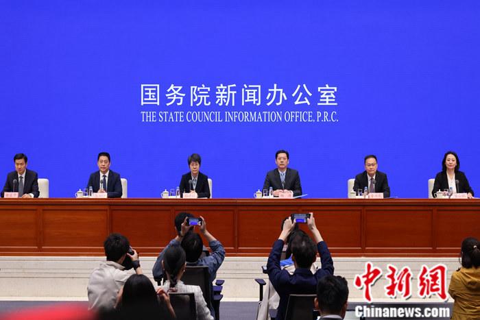 4月19日，中國(guó)國(guó)務(wù)院新聞辦公室在北京舉行新聞發(fā)布會(huì)，商務(wù)部副部長(zhǎng)郭婷婷、商務(wù)部綜合司司長(zhǎng)楊濤、市場(chǎng)運(yùn)行和消費(fèi)促進(jìn)司司長(zhǎng)徐興鋒、對(duì)外貿(mào)易司司長(zhǎng)李興乾、外國(guó)投資管理司負(fù)責(zé)人吉小楓介紹2024年一季度商務(wù)運(yùn)行及工作情況，并答記者問。 <a target='_blank' href='/'>中新社</a>記者 楊可佳 攝 