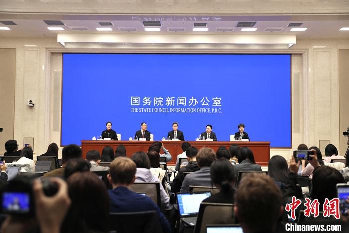 10月12日，中國(guó)國(guó)務(wù)院新聞辦公室在北京舉行新聞發(fā)布會(huì)，財(cái)政部部長(zhǎng)藍(lán)佛安、財(cái)政部副部長(zhǎng)廖岷、財(cái)政部副部長(zhǎng)王東偉、財(cái)政部副部長(zhǎng)郭婷婷介紹“加大財(cái)政政策逆周期調(diào)節(jié)力度、推動(dòng)經(jīng)濟(jì)高質(zhì)量發(fā)展”有關(guān)情況，并答記者問(wèn)。 <a target='_blank' href='/'>中新社</a>記者 王紫儒 攝
