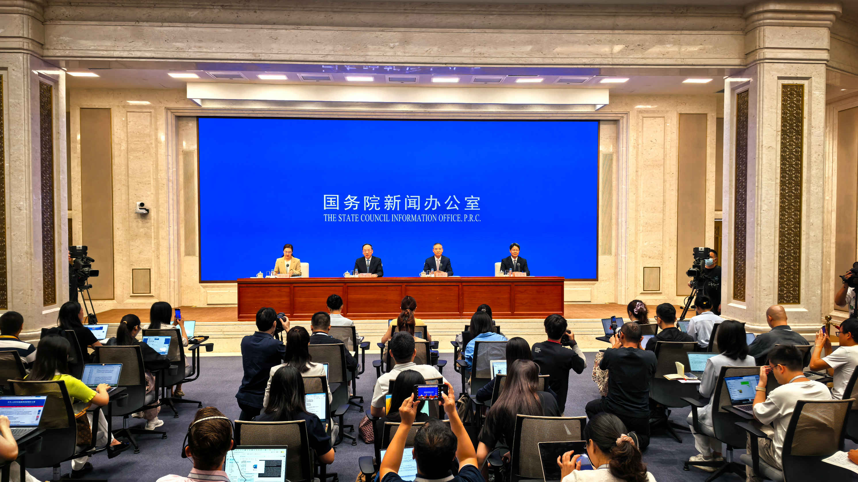 國新辦舉行“高質(zhì)量完成‘十四五’規(guī)劃”系列主題新聞發(fā)布會(huì)（工信部）