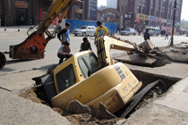 沈陽:人行道現(xiàn)塌陷大坑 挖掘機(jī)不慎掉入