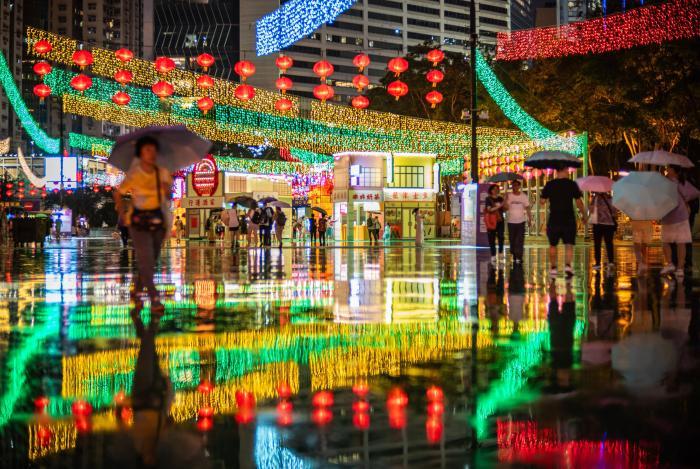 香港市民游客雨夜賞中秋彩燈