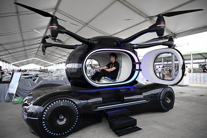 第十五屆中國(guó)航展“無(wú)人機(jī)”吸引參觀(guān)者