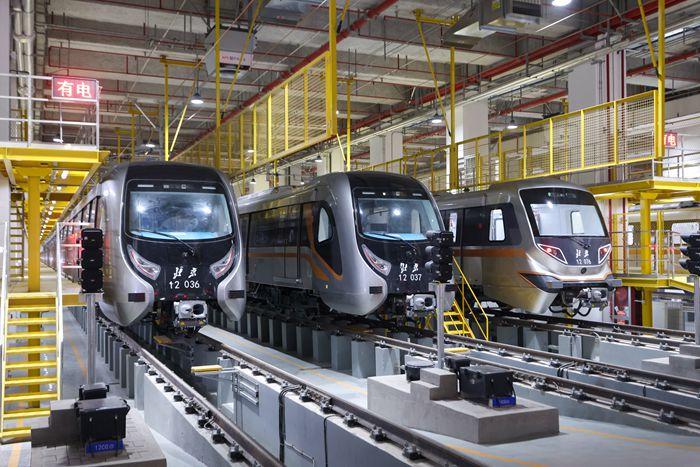 北京地鐵新線(xiàn)即將開(kāi)通 列車(chē)整裝待發(fā)