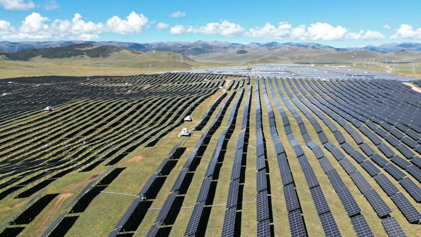 超4000米海拔光伏基地成牦?！疤炷徊蛷d”