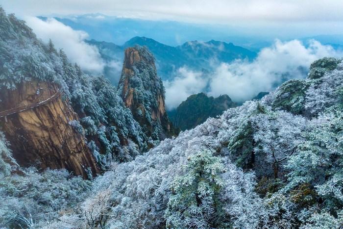 秋色與冬景同框 河南堯山現(xiàn)冰掛霧凇景觀